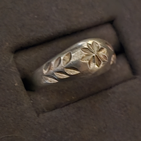 Hand Engraved Ring - Picture 3 of 4